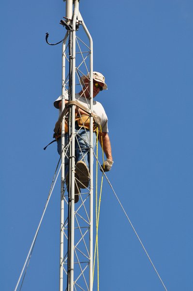 Bob-K4NBC Detaching Old Antenna 04.jpg